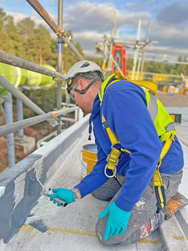 Operative installing a liquid roofing system at Center Parcs
